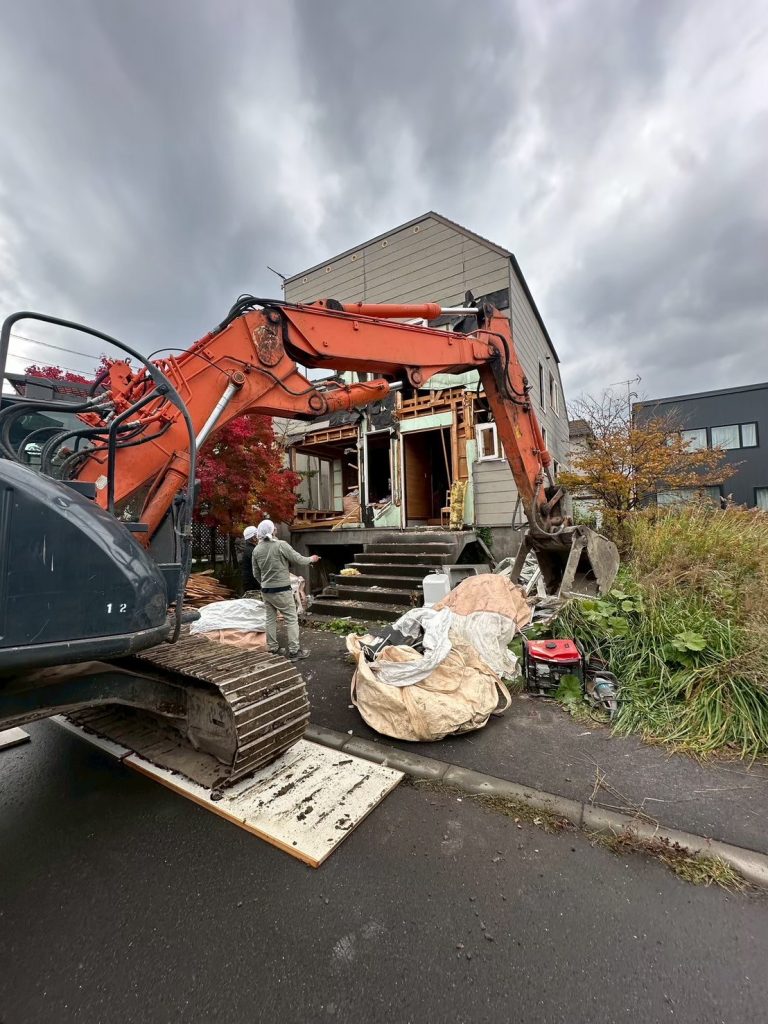 重機による解体作業の様子