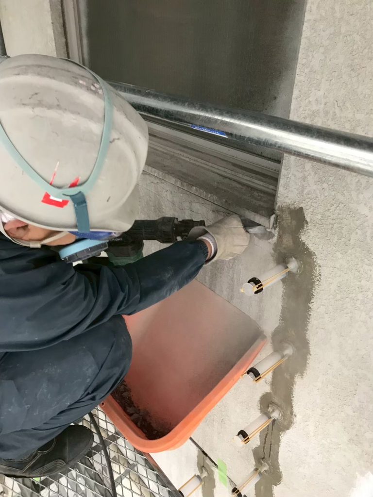 現場では作業員が安全を確認しながら進めます